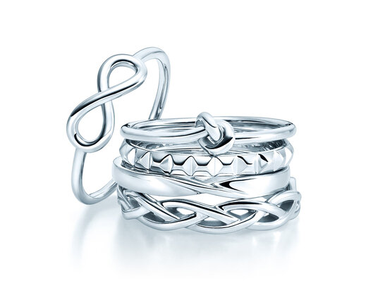 Anillos de compromiso sin piedra: simples y atemporales