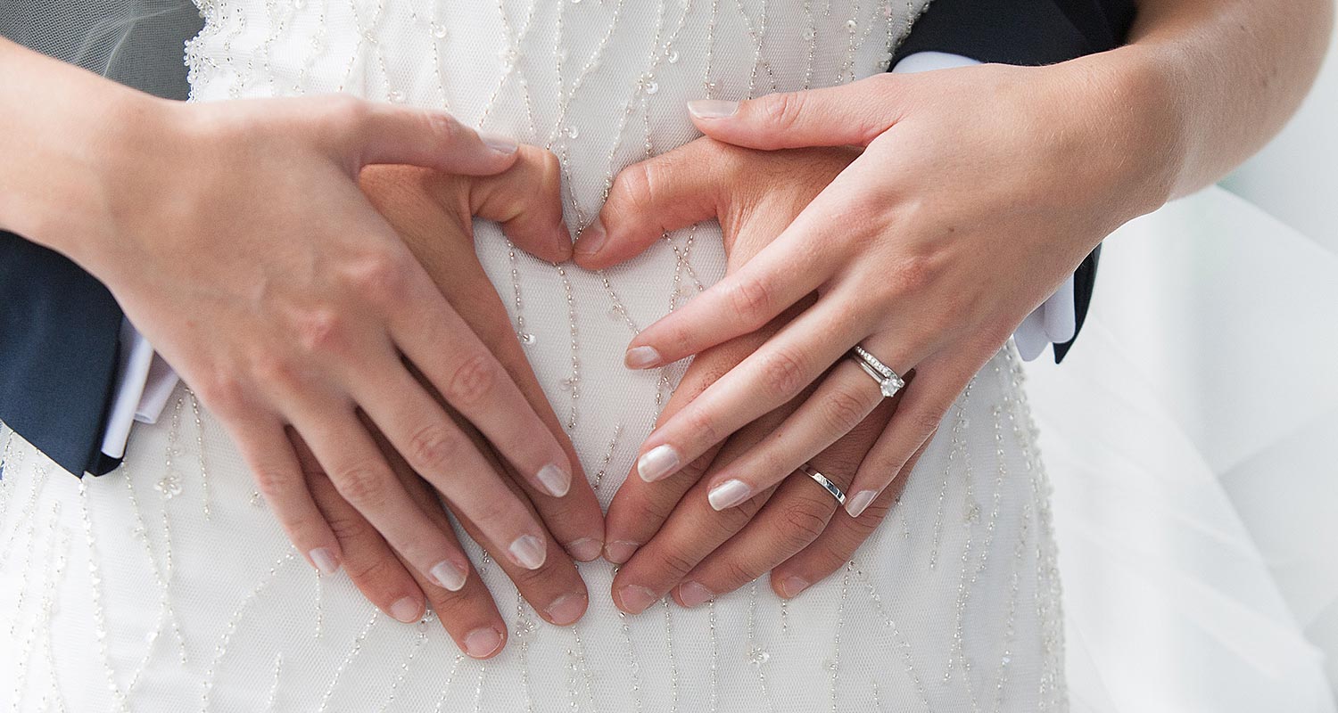 Llevar el anillo de compromiso a la boda? 