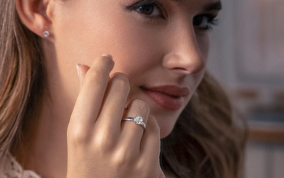 El clásico anillo de compromiso con un solo diamante El clásico anillo de compromiso con un solo diamante