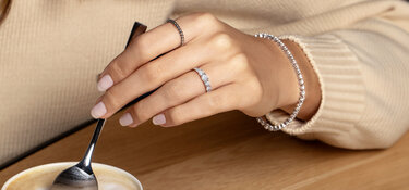 Modelos con más de un diamante que se pueden usar como anillo de compromiso y, tras la boda, como anillo de pareja Modelos con más de un diamante que se pueden usar como anillo de compromiso y, tras la boda, como anillo de pareja