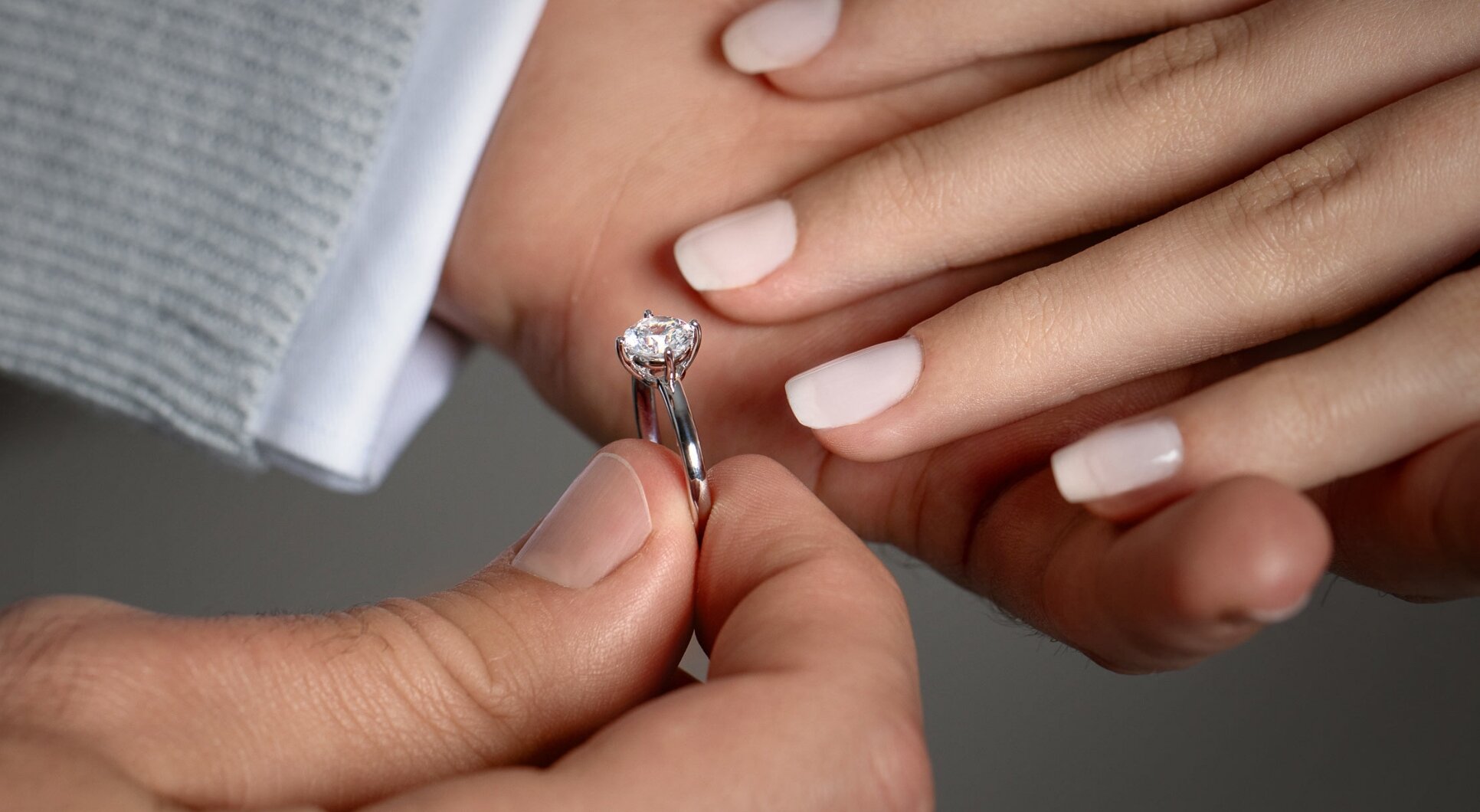 Anillo de compromiso «Compass» con diamante, elaborado a mano en nuestro taller para la pedida de mano en mayo de 2024 Anillo de compromiso «Compass» con diamante, elaborado a mano en nuestro taller para la pedida de mano en mayo de 2024