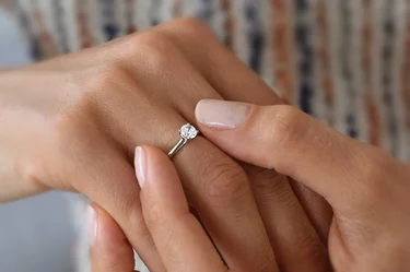 Diferencia entre anillo de compromiso y matrimonio